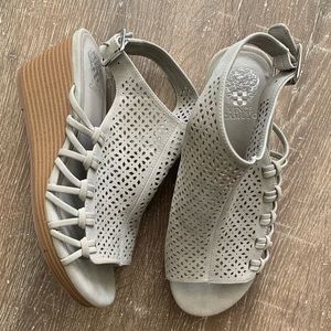 Vince Camuto adorable grey wedges